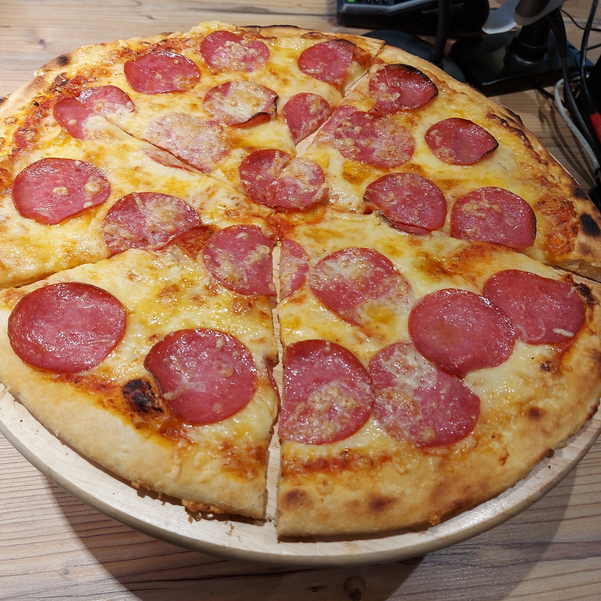 Die Theke der Brotzeithütte am Autohof mit einer Pizza Salami