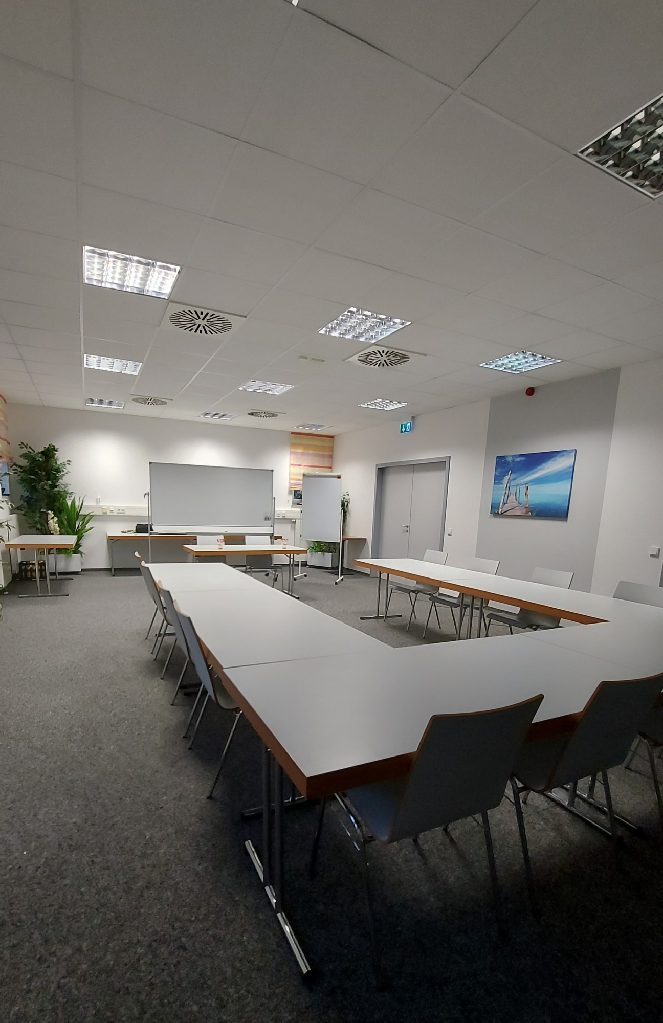 Besprechungsraum im Autohof Bergler ausgestattet u.a. mit ausreichend Bestuhlung, Tafel, Beamer, Flipchart