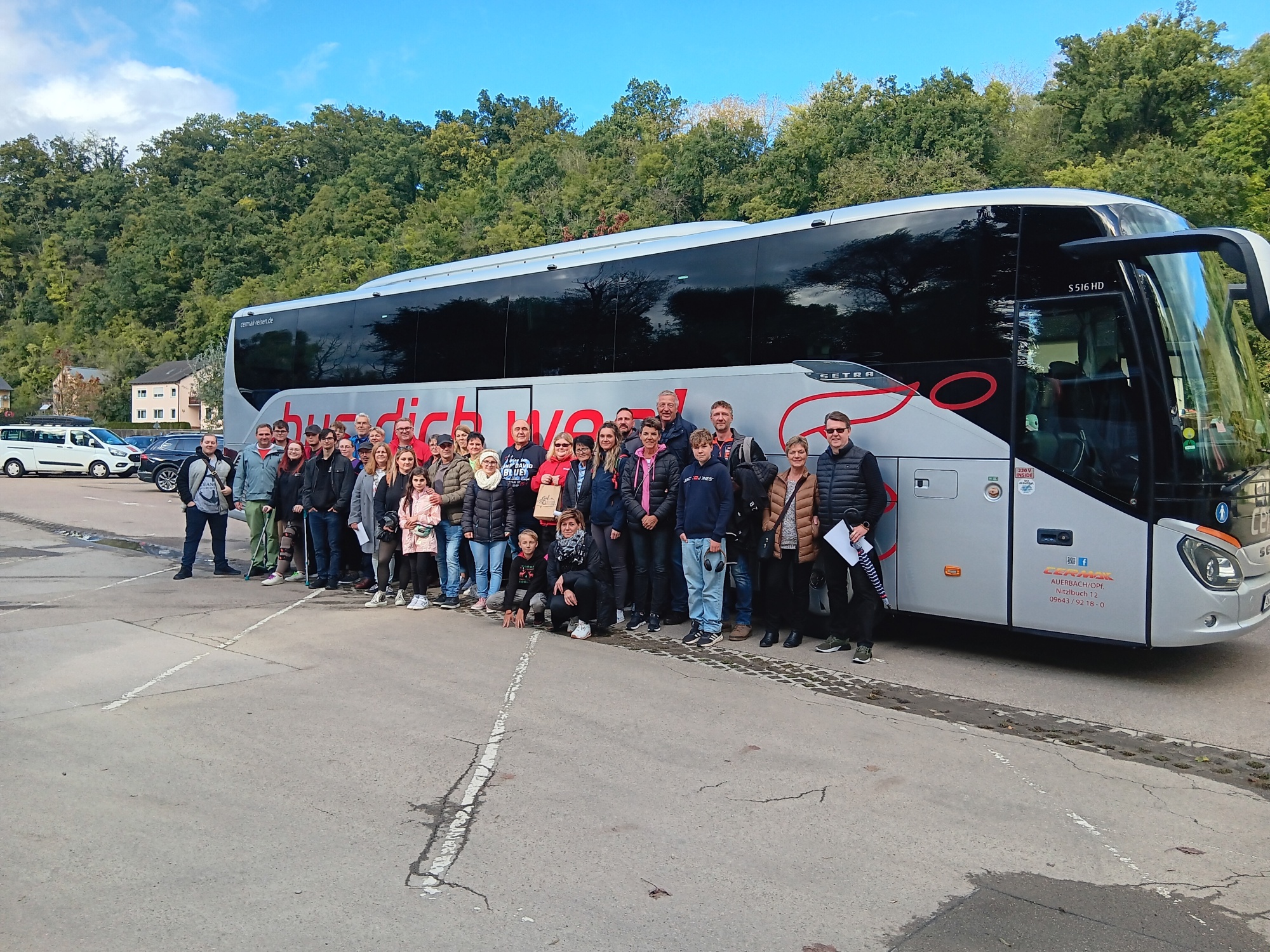 Mitarbeiter die Firma Bergler vor dem Reisebus.